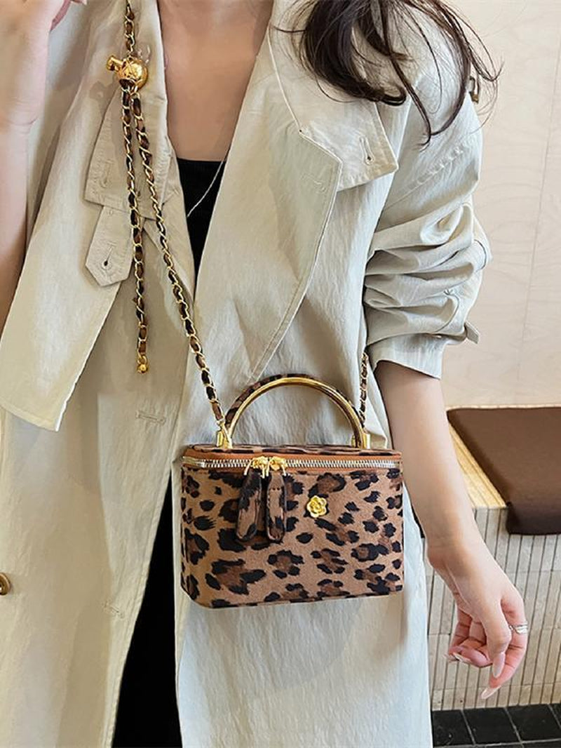 Modell med Leopardmønstret Crossbody Veske – Casual Antrekk