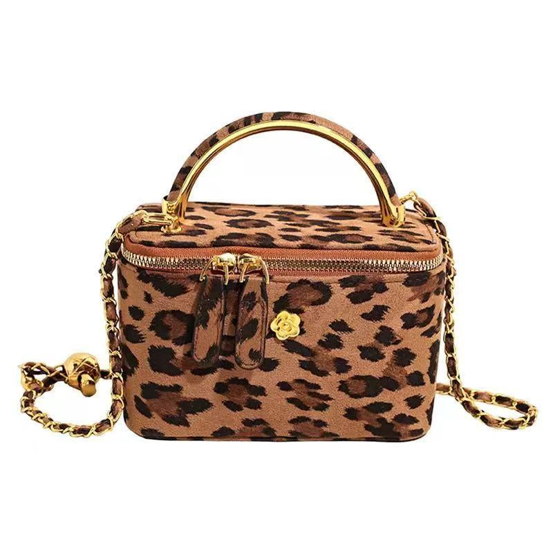 Leopard print crossbody tas voorkant met metallenketting