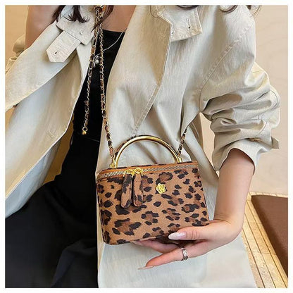 Modell med Leopardmønstret Crossbody Veske og Casual Antrekk